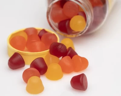 How to mix vitamins in gummies to make them an edible material?