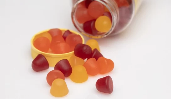 How to mix vitamins in gummies to make them an edible material?